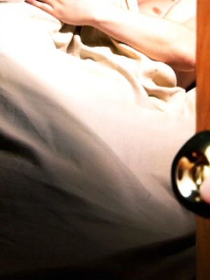 Arvadı onu məşhur müğənni ilə YATAQDA TUTDU &ndash; Bakının ortasında lüt qovuldu - VİDEO